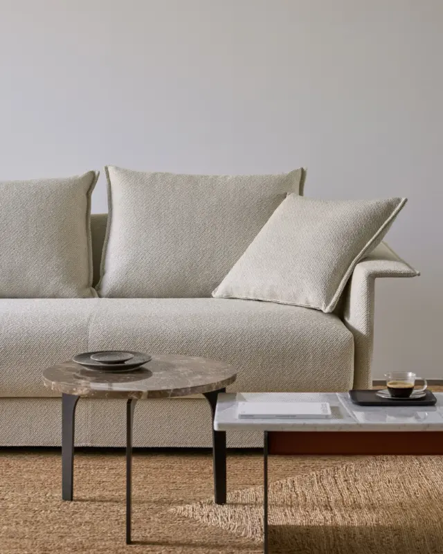 Sofá Senso de Joquer con diseño contemporáneo disponible con base a suelo o base suspendida.