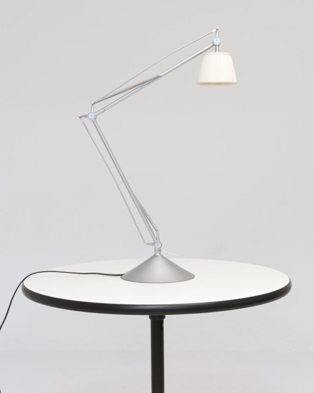 Lámpara de pie Archimoon de Flos en aluminio articulado con difusor de vidrio soplado