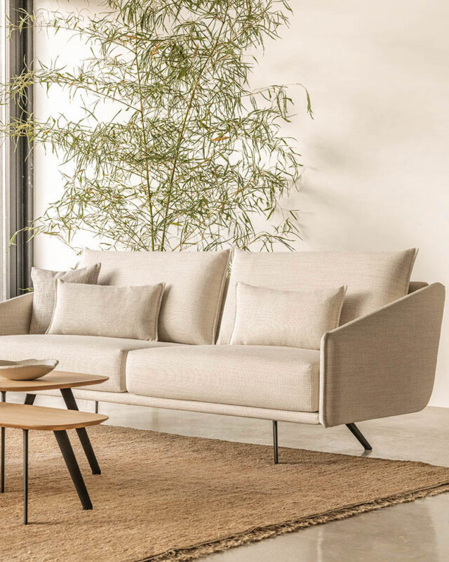 Sofá Costura color crudo en ambiente