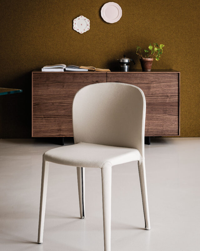 Silla Daisy de Cattelan Italia con respaldo curvo tapizado y diseño contemporáneo