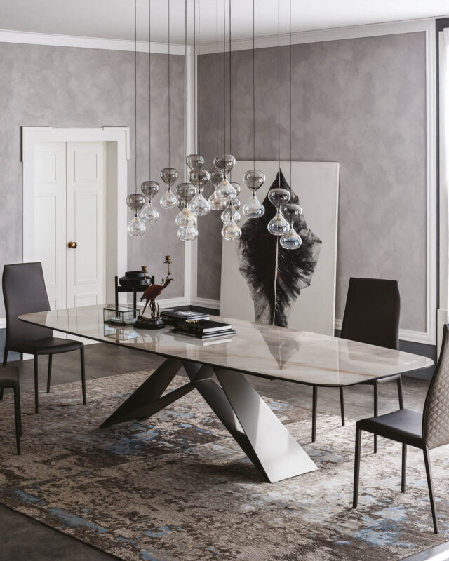 Mesa Premier Keramik Drive de Cattelan Italia con sobre de cerámica Marmi y base de acero escultórica.