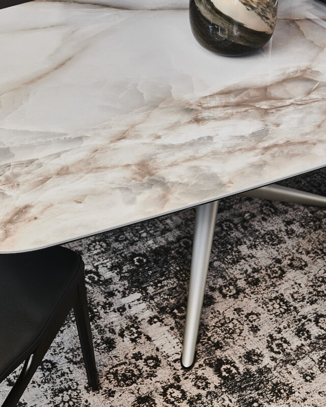 Mesa Atlantis Keramik de Cattelan Italia con base de acero escultórica y sobre de cerámica Marmi en tonos sofisticados