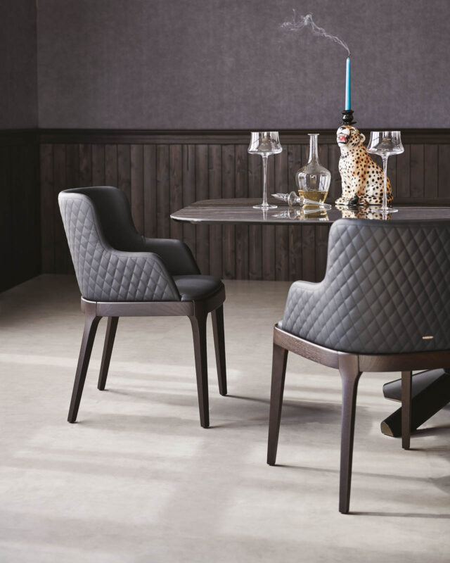 Silla Magda Couture de Cattelan Italia con respaldo acolchado romboidal y estructura de madera elegante.