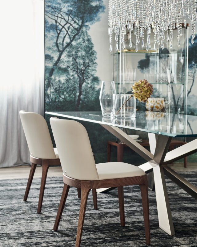 Silla Magda de Cattelan Italia tapizada, con estructura de madera y respaldo envolvente