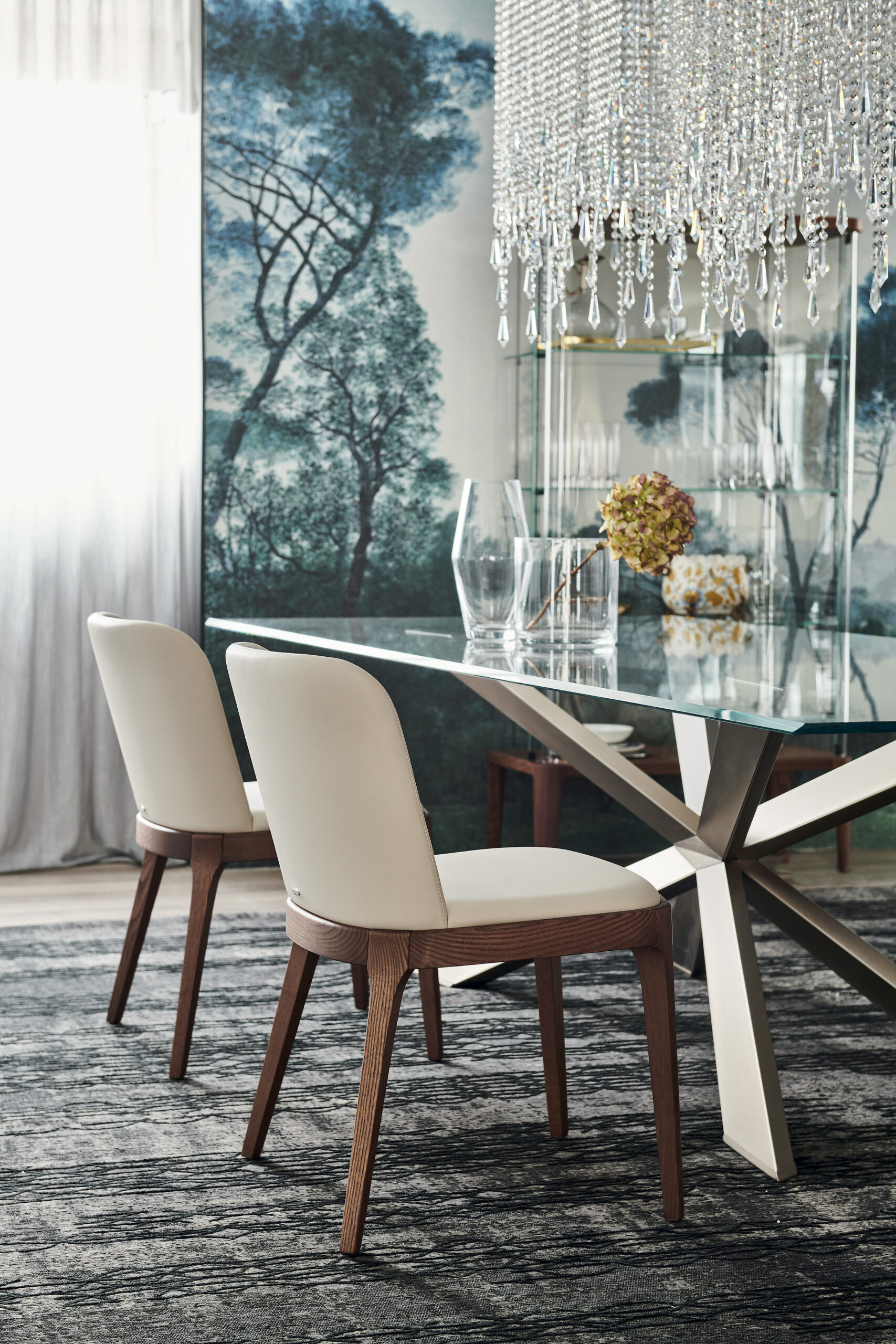 Silla Magda de Cattelan Italia tapizada, con estructura de madera y respaldo envolvente