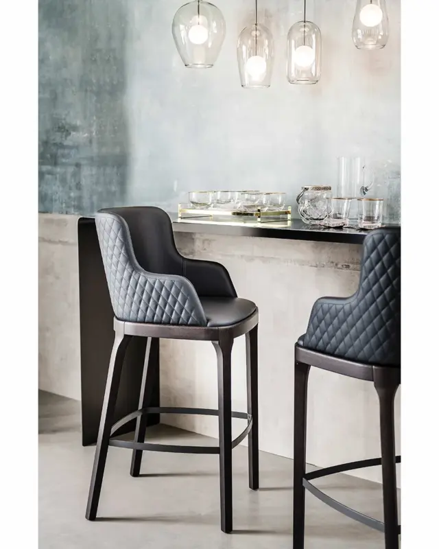 Taburete Magda Couture de Cattelan Italia con respaldo acolchado romboidal y estructura en madera maciza.