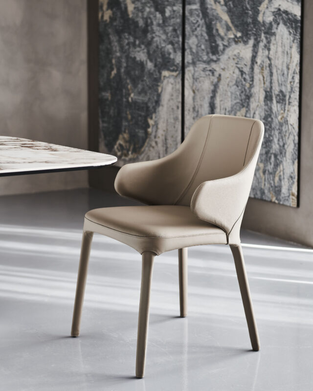 Butaca Wanda de Cattelan Italia tapizada con diseño envolvente y base elegante