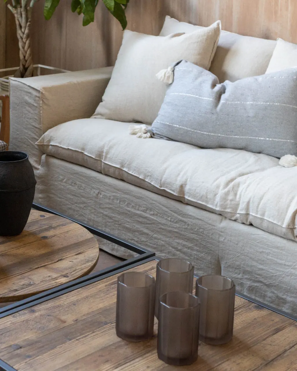 Sofá Adamas de Atemporal de diseño contemporáneo con líneas definidas y tapizado elegante.