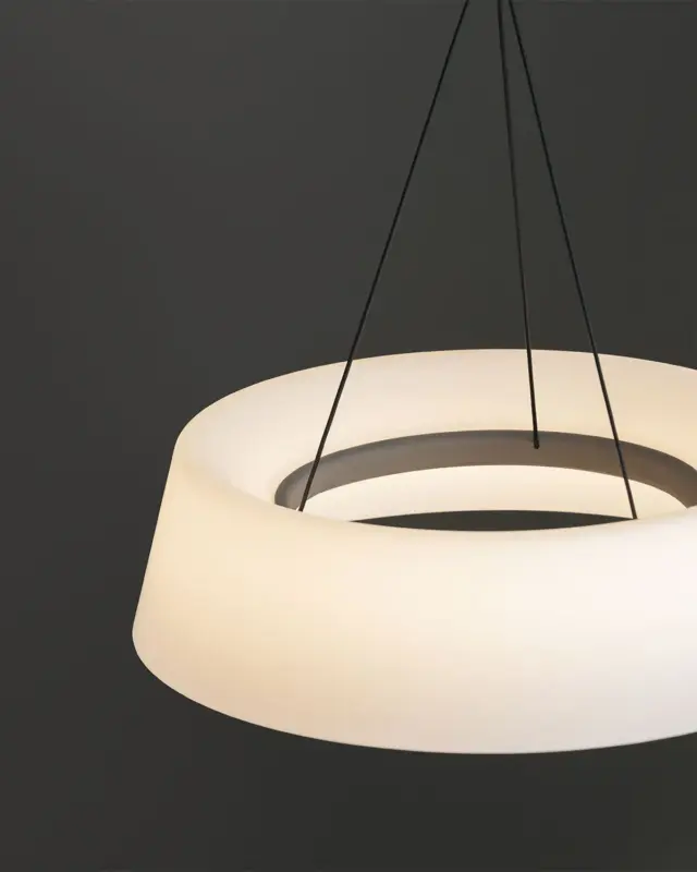 Lámpara Lily de suspensión Vibia en acabado moderno iluminando un comedor elegante.