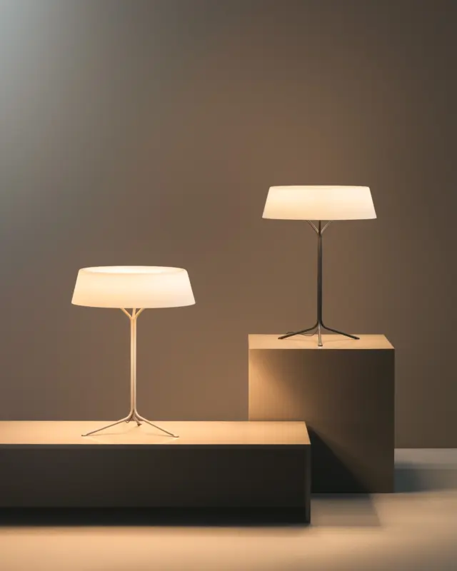 Lámpara Lily de Vibia de pie y sobremesa en diseño orgánico, luz cálida y elegante para interiores modernos
