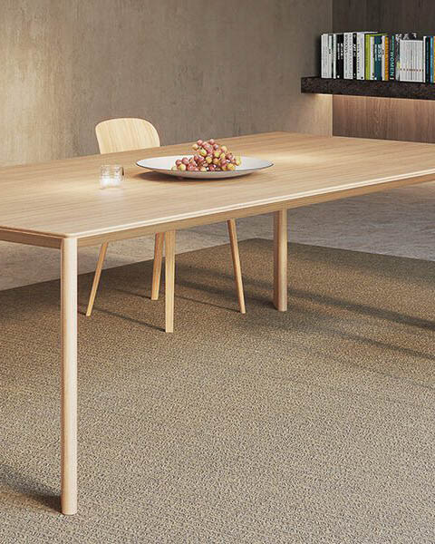 Mesa Foro de Viccarbe de madera de roble, diseño minimalista con soluciones de electrificación ocultas.