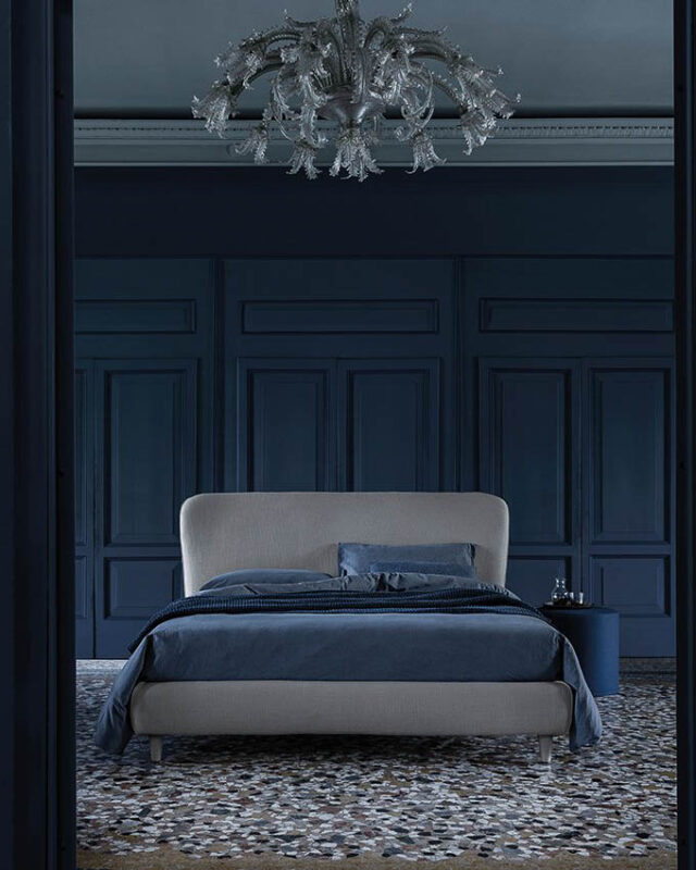 Cama Karol de Bolzan con diseño atemporal y líneas limpias para dormitorios elegantes o informales.
