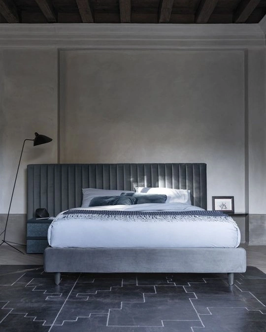 Cama Clay tapizada de Bolzan con diseño personalizable y estilo contemporáneo.