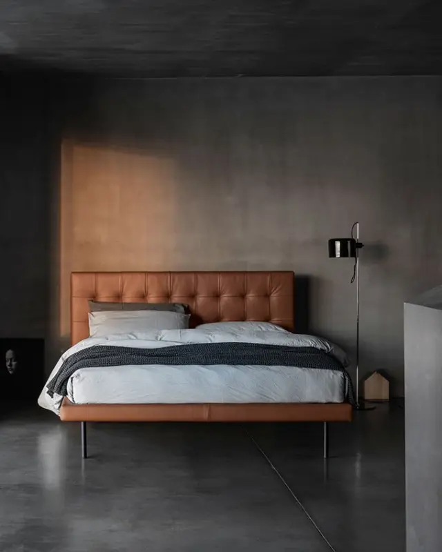 Cama Freedom de Bolzan con cabezal capitoné, líneas contemporáneas y detalles artesanales
