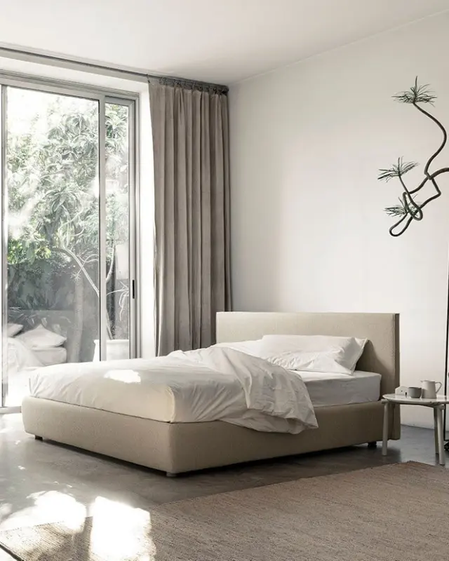 Cama Metropolitan de Bolzan con estructura acolchada y diseño adaptable a distintos estilos de dormitorio.