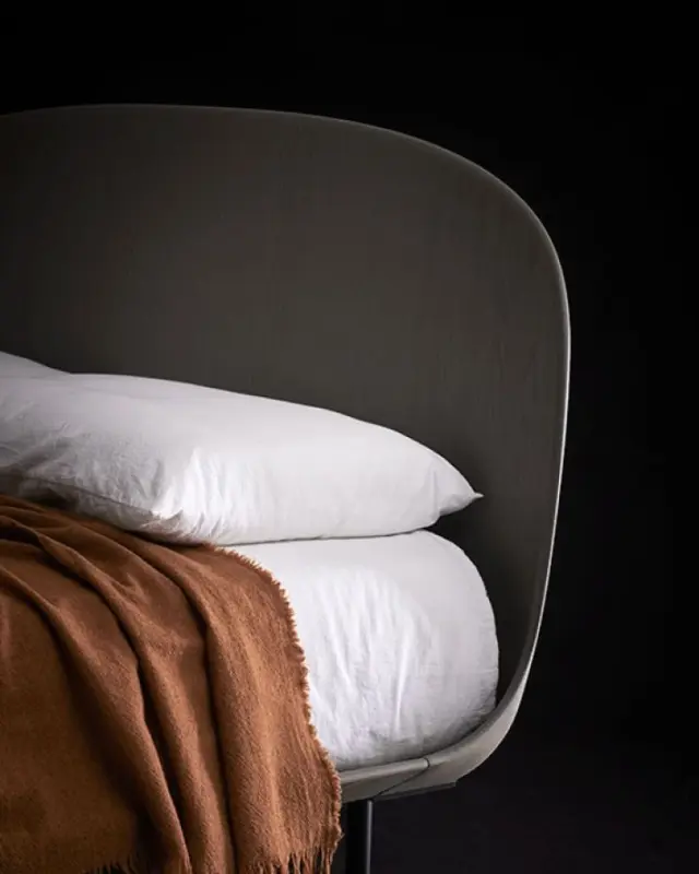 Cama Nest de Bolzan con cabecero de fresno redondeado, cojines reclinables y diseño elegante.