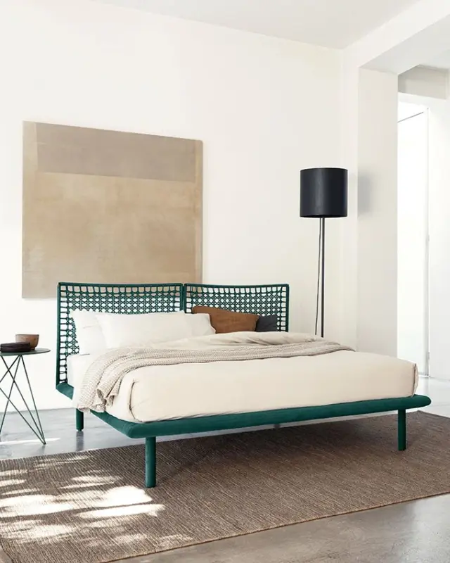 Cama Sailor de Bolzan con cabecero artesanal trenzado y estructura de diseño contemporáneo.