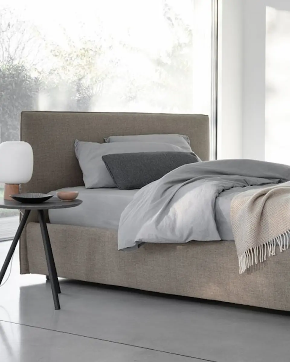 Cama Gaya de Bolzan tapizada en tejido suave con diseño atemporal y cabecero personalizable para todo tipo de dormitorios.