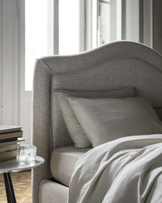 Cama Capri de Bolzan con diseño elegante, cabezal acolchado y base personalizable.