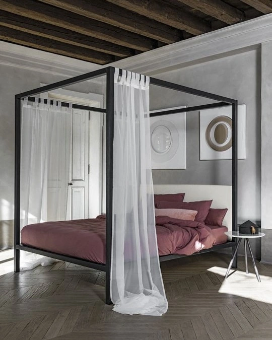 Cama Ceylon de Bolzan con dosel de madera maciza y diseño minimalista.