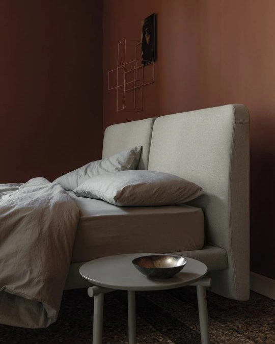 Cama Feel de Bolzan con diseño elegante, cabezal doble y perfil arqueado