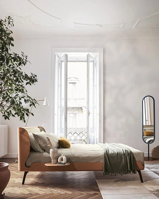 Cama Gabri de Bolzan con tapizado de cuero, cabecero envolvente y diseño versátil para dormitorios grandes o pequeños.