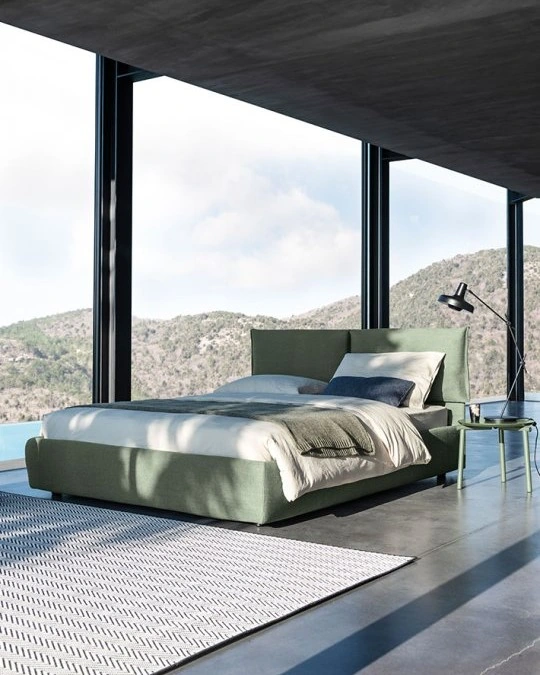 Cama Iorca de Bolzan con líneas limpias y tapizado de alta calidad, diseño elegante y personalizable.