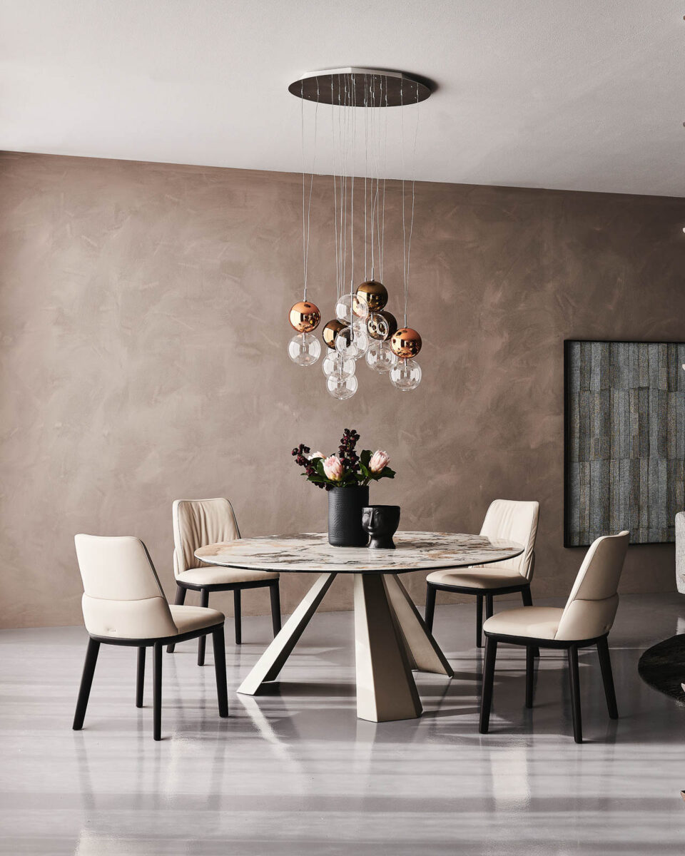 Mesa de comedor moderna Eliot de Cattelan Italia con base de acero y sobre en cristal, madera o cerámica.