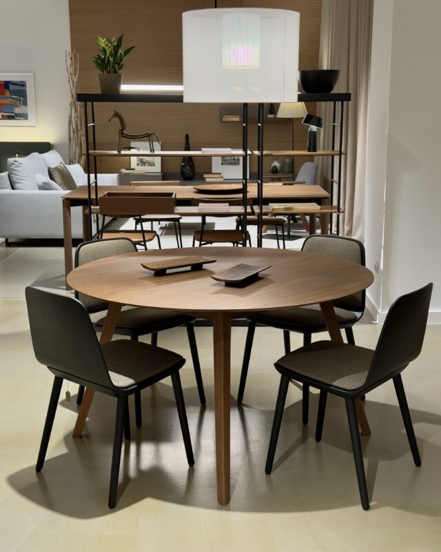 Mesa Aise de Treku redonda en nogal, Ø130 cm con extensión de 53 cm, diseño contemporáneo y funcional.