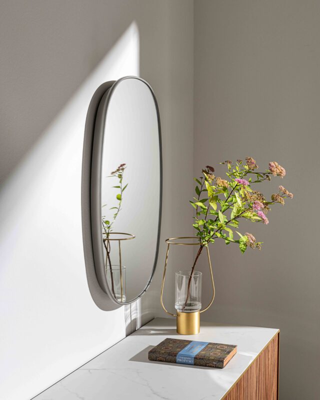 Espejo Slen de Sovet con marco metálico delgado y diseño minimalista.