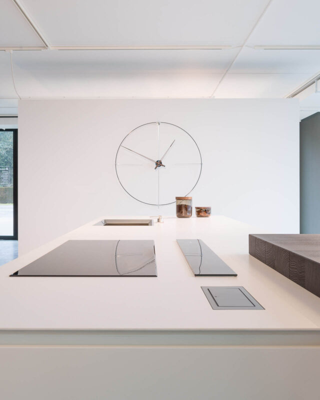 Reloj Bilbao de Nomon con aro de fibra de vidrio y agujas de nogal, diseño minimalista y elegante.