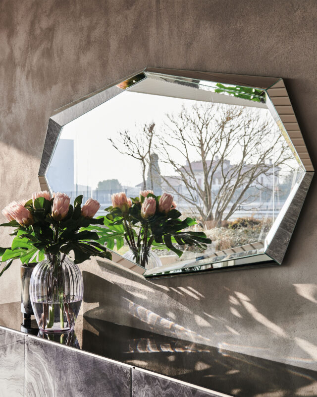 Espejo Emerald de Cattelan Italia con marco completamente espejado y forma angular tipo gema