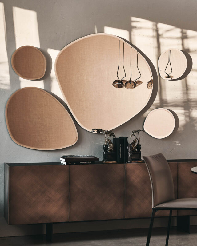 Espejo Hawai de Cattelan Italia con forma irregular y borde biselado, decoración moderna y elegante.
