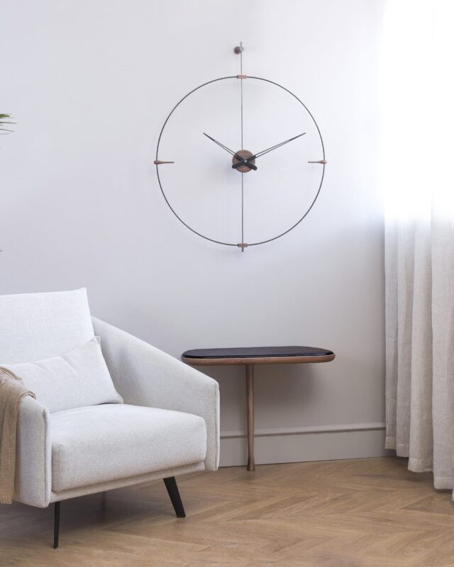 Reloj Mini Bilbao de Nomon con aro fino y señales horarias de nogal torneadas a mano, diseño minimalista.