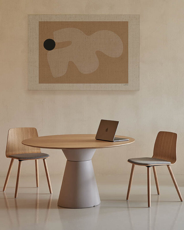 Silla Varya de Inclass con diseño versátil y opciones de base en metal o madera