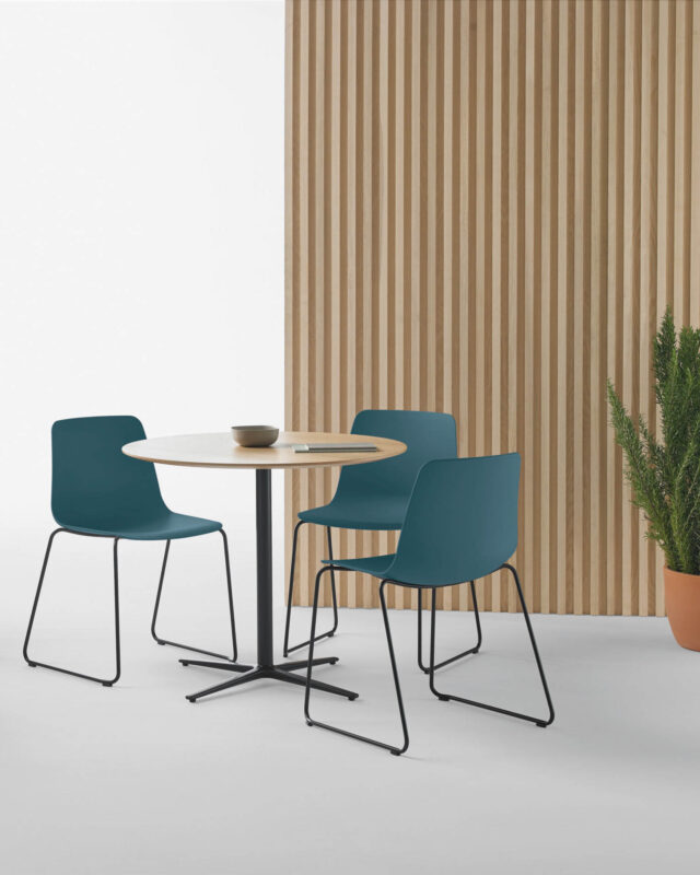 Silla Varya de Inclass con diseño elegante y múltiples opciones de base y acabado