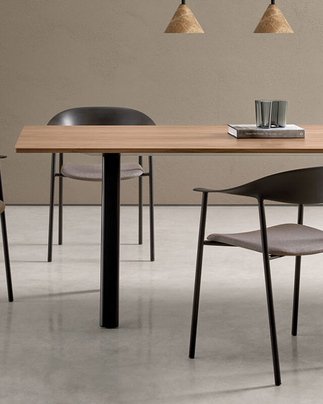 Sillón ARUM de Inclass con diseño orgánico, estructura de acero y asiento de polipropileno.