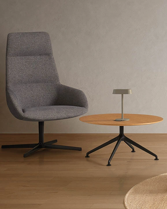 Sillón DUNAS Lounge de Inclass con base giratoria y respaldo alto.