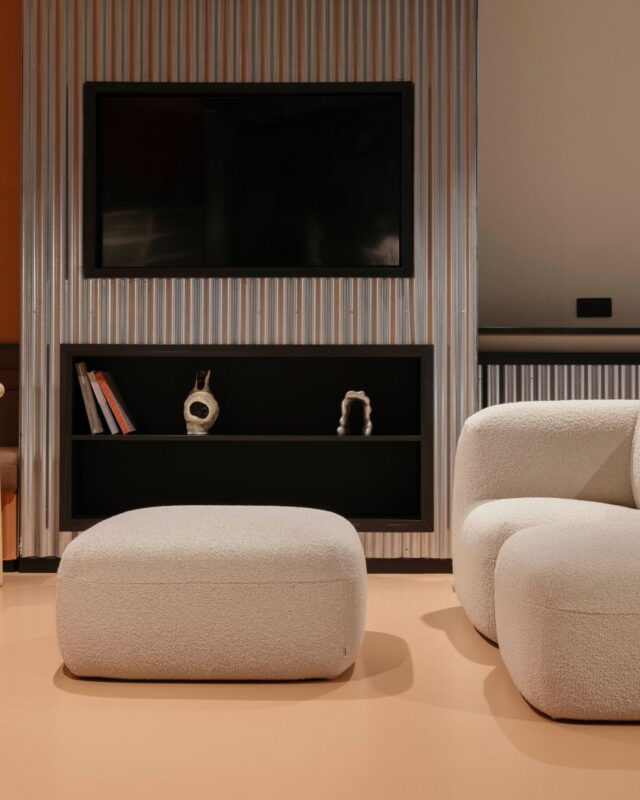 Puf Gumi de Ondarreta de formas redondeadas, con estructura de aluminio y funda textil desenfundable.