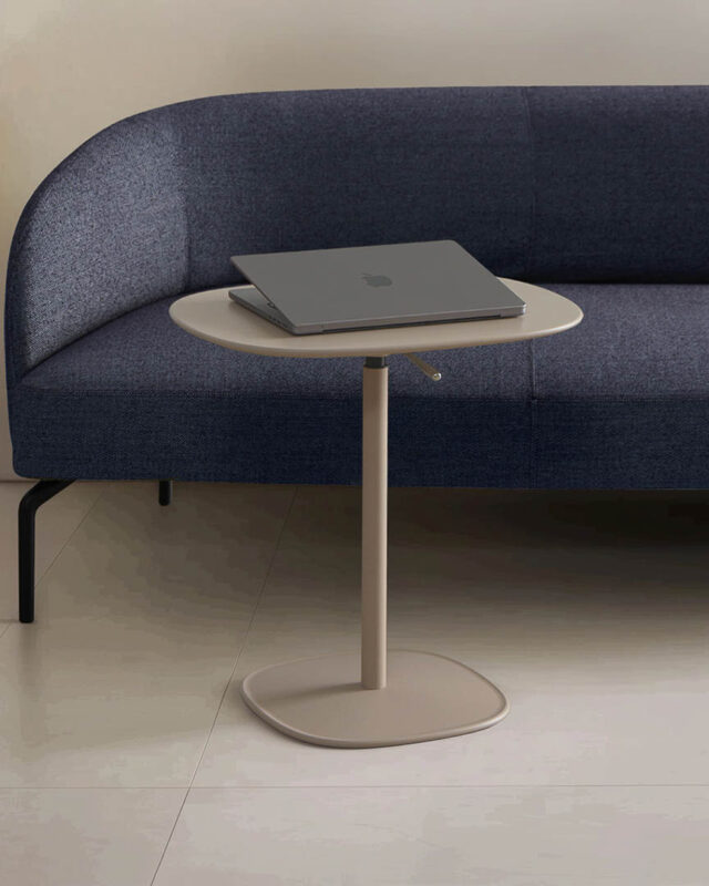 Mesa FLOE de Inclass con base de aluminio y sobre personalizable diseñada por Pearson Lloyd.