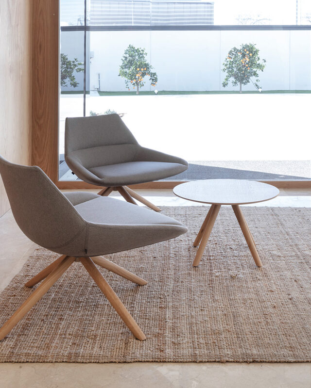 Sillón DUNAS XL de Inclass con respaldo envolvente y base personalizable.