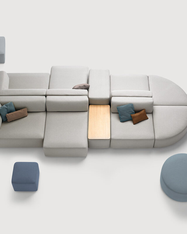 Sofá modular ENTROPY de Inclass en composición personalizable con respaldos y accesorios.