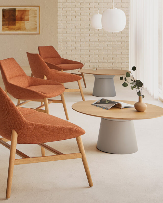 Mesas ESSENS Occasional de Inclass con base escultórica y sobres personalizables.