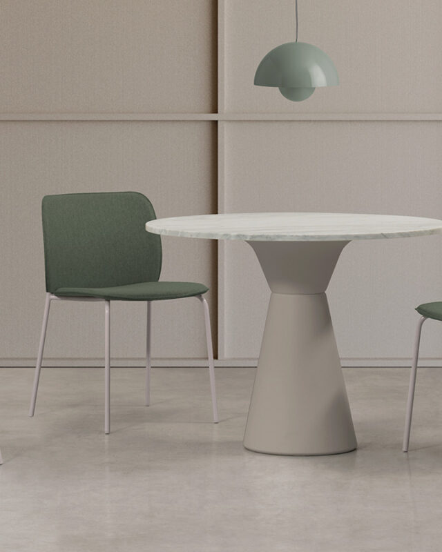 Mesas ESSENS de Inclass con bases escultóricas y diseño modular personalizable.