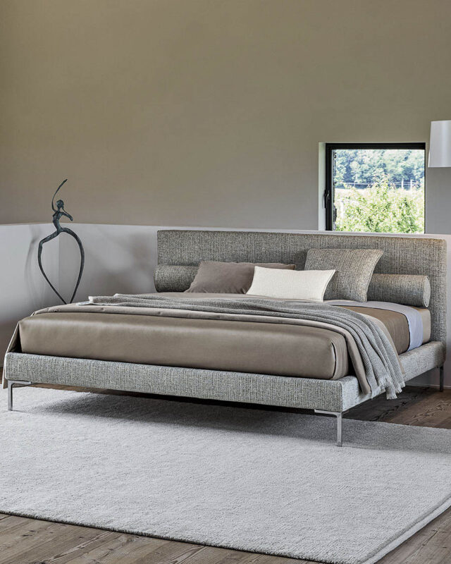 Cama Max de Twils tapizada, diseño de líneas sólidas y cabecero redondeado