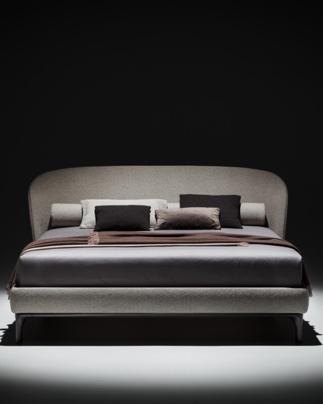 Cama Carnaby de Twils con cabecero sinuoso y patas de madera estilo Art Déco