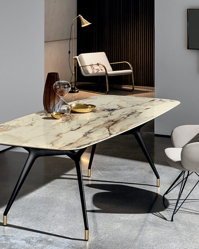 Mesa de la colección ARKOS de Sovet Italia con diseño inspirado en los años 50 y base de aluminio contemporánea.