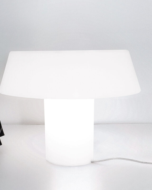 Lámpara Amami de Artemide con diseño orgánico y luz ambiental suave.