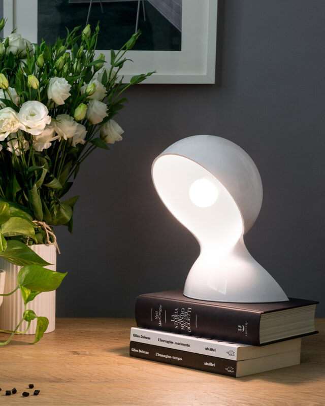 Lámpara Dalù de diseño icónico en material termoplástico moldeado.