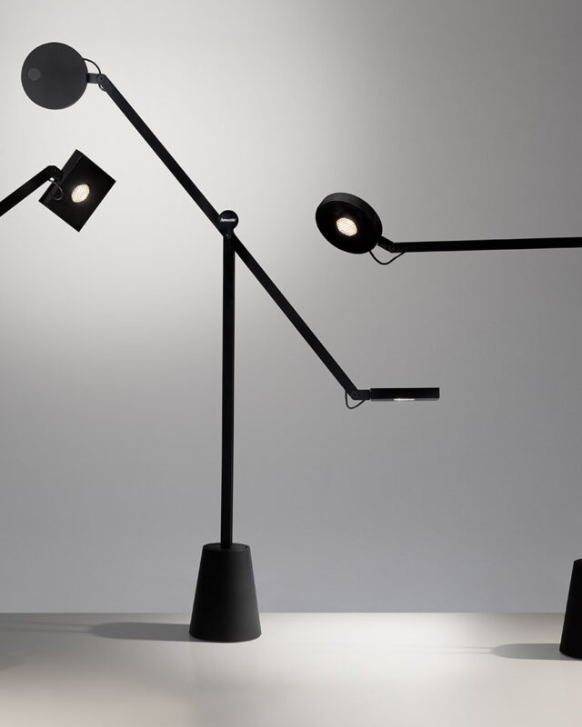 Lámpara Equilibrist de Artemide con estructura articulada y diseño minimalista equilibrado.